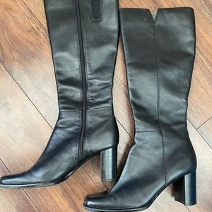 Black apostrophe boots
